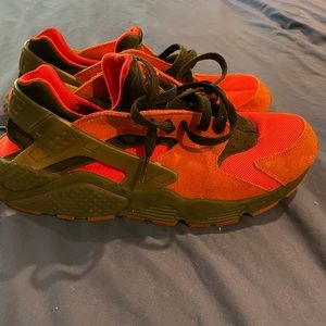 Nike air huarache size 9.5 love hate pack red